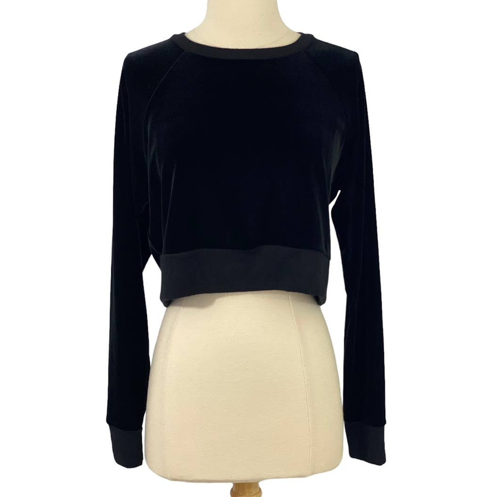 Beyond Yoga Black Velvet Velour Cropped Long Sleeve Top Shirt Festive Size M